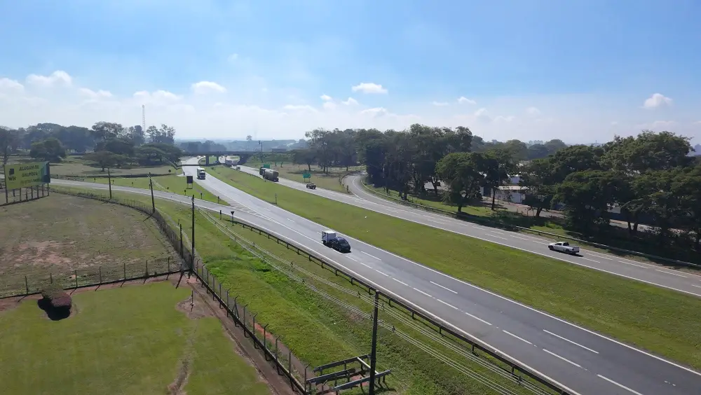 Rodovia duplicada com veículos em circulação