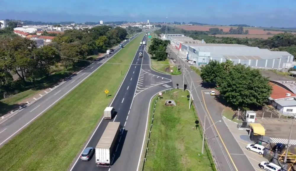 Rodovia com caminhões e estruturas operacionais